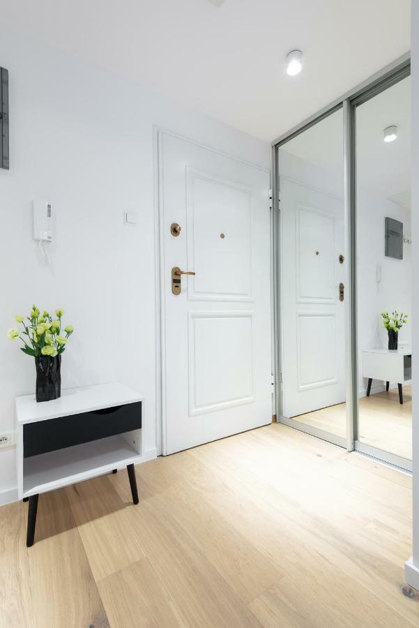 Kopernika8 Miro Apartment With Balcony And Ac Krakow Dış mekan fotoğraf